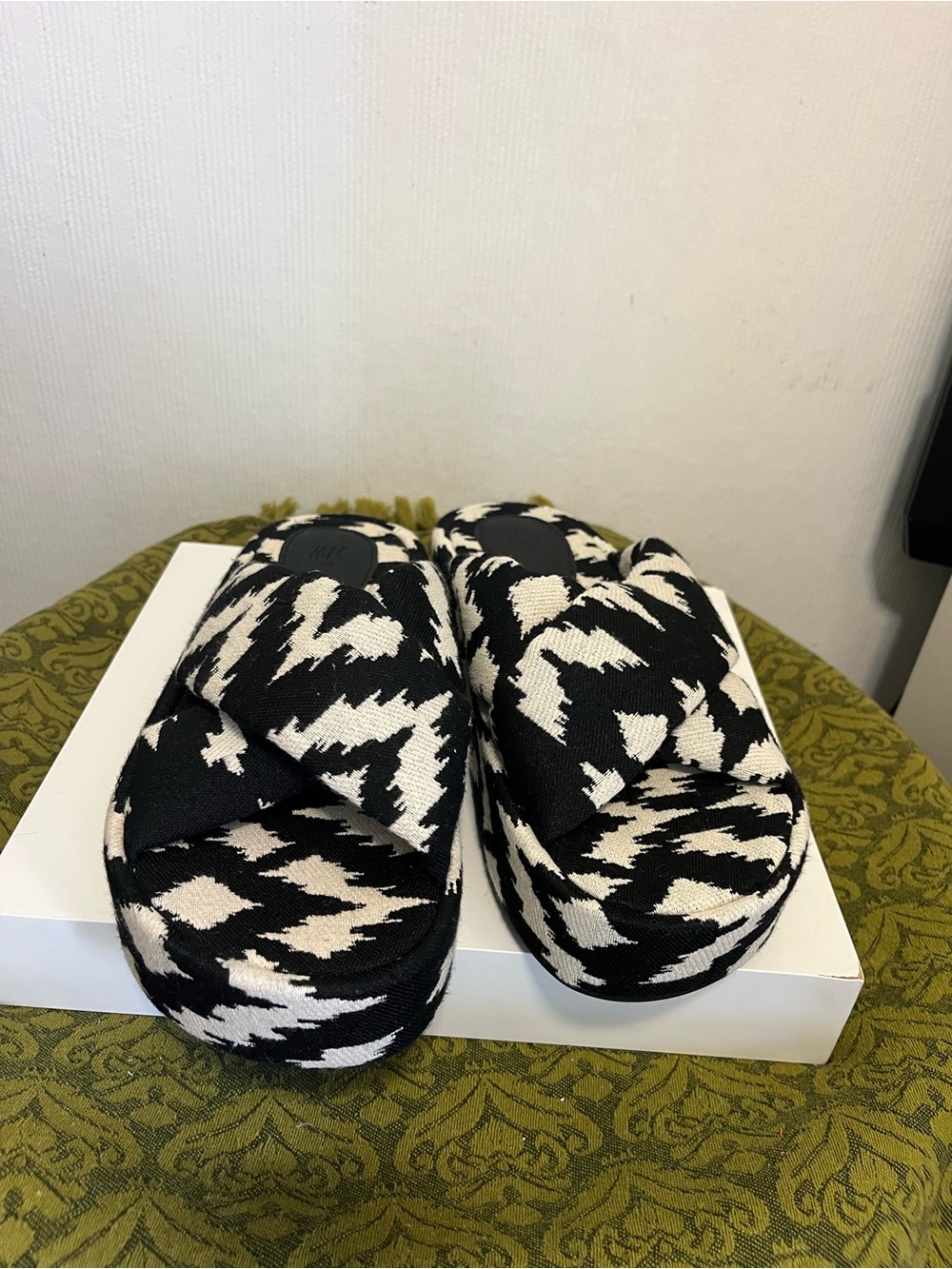H&M Black and White Patterned Slip-On Platform Mules women’s size 7.5